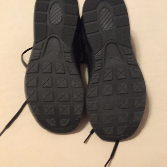 PUMA Athletic Shoes. Lightly Worn 2 times Inside. Womens size 7.5. - Picture 3 of 6